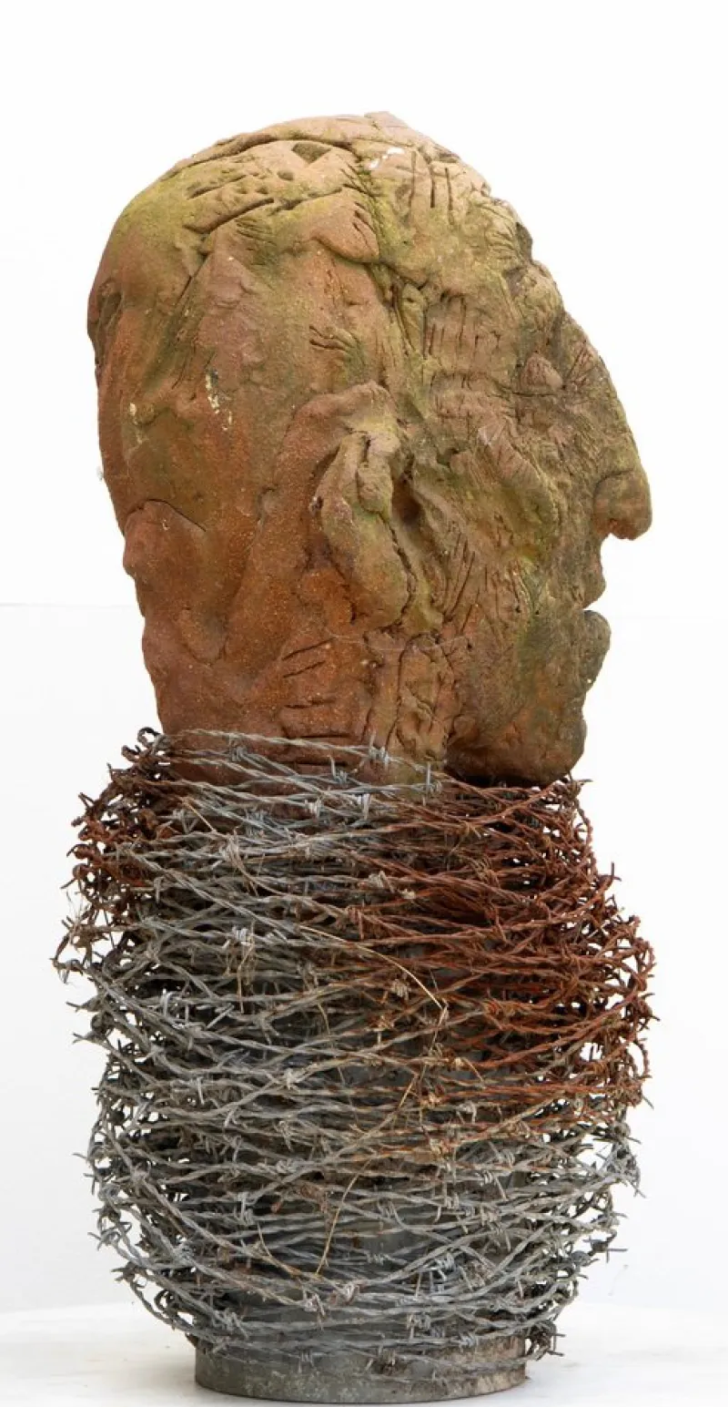 Pamono Óscar Aldonza Torres, Testa 14, 2019, Stoneware Fired in Reduction with Embedded Barbed Wire> Sculpture
