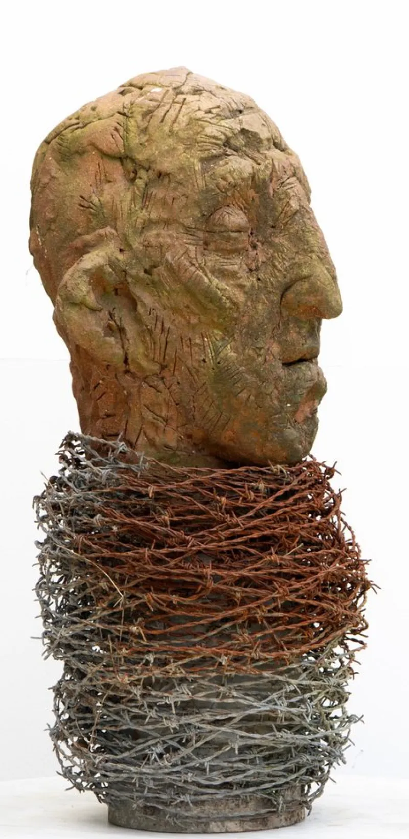Pamono Óscar Aldonza Torres, Testa 14, 2019, Stoneware Fired in Reduction with Embedded Barbed Wire> Sculpture