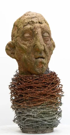 Pamono Óscar Aldonza Torres, Testa 14, 2019, Stoneware Fired in Reduction with Embedded Barbed Wire><noscript><img width=