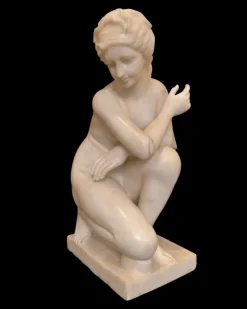 Clearance Pamono Sculpture of Crouching Venus, 20th Century, Marble