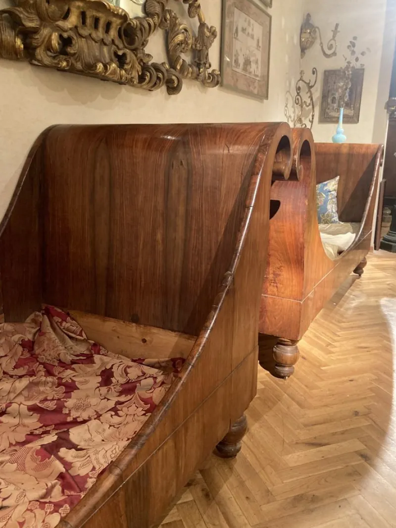 Pamono Set of 19th Century Italian Empire Flamed Walnut Sleigh Beds or Daybeds> Daybeds & Chaises Lounges