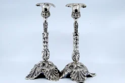 Pamono Silver Candlesticks Embossed with Acanthus Leaves and Resting on Three Feet, Set of 2> Candleholders
