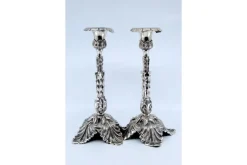 Pamono Silver Candlesticks Embossed with Acanthus Leaves and Resting on Three Feet, Set of 2><noscript><img width=