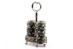 Pamono Silver Salt and Pepper Shakers with Floral Motifs and Claw-Shaped Feet, Set of 2> Salt & Pepper Shakers