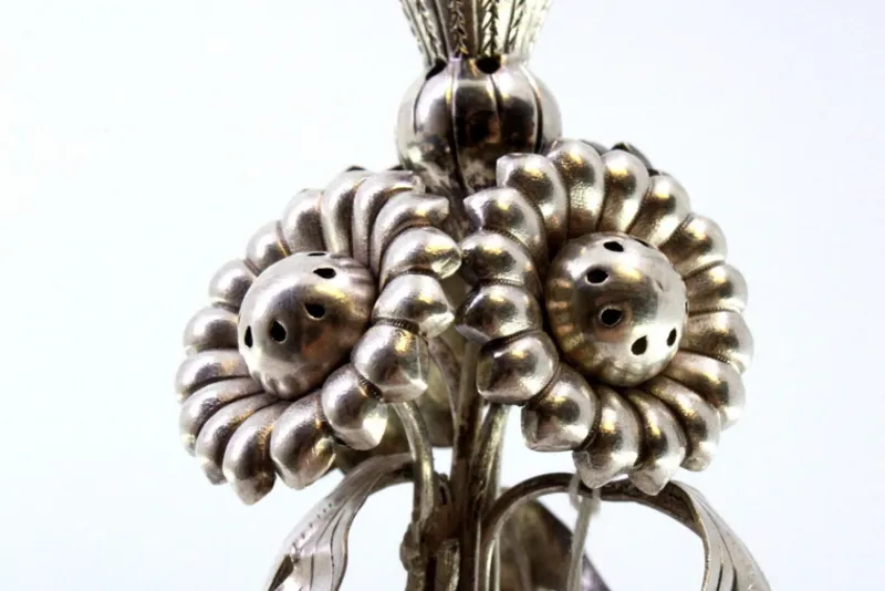 Pamono Silver Toothpick Holder with Floral Reliefs and Applications, Jar with Circular Base and Claw-Shaped Feet> Dinnerware Accessories