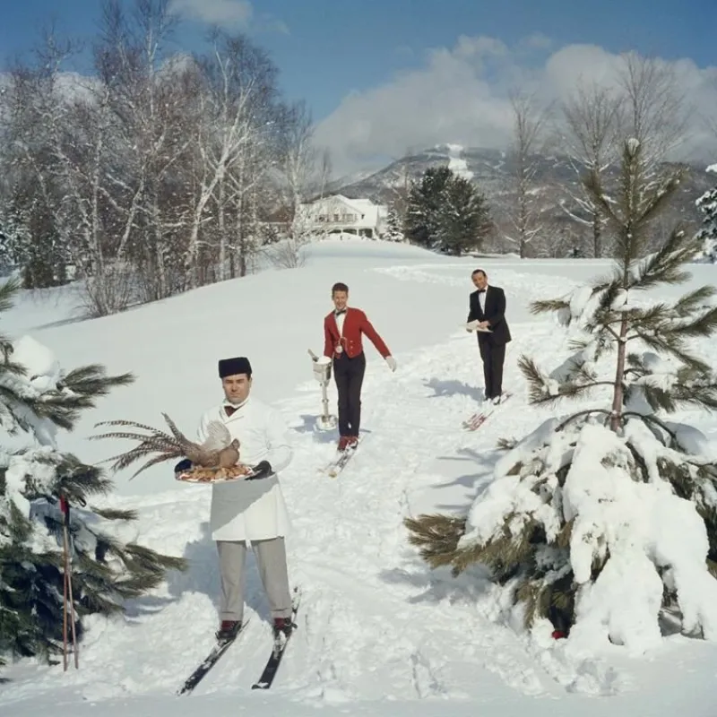 Pamono Skiing Waiters Oversize C Print Framed in Black by Slim Aarons> Mid-Century