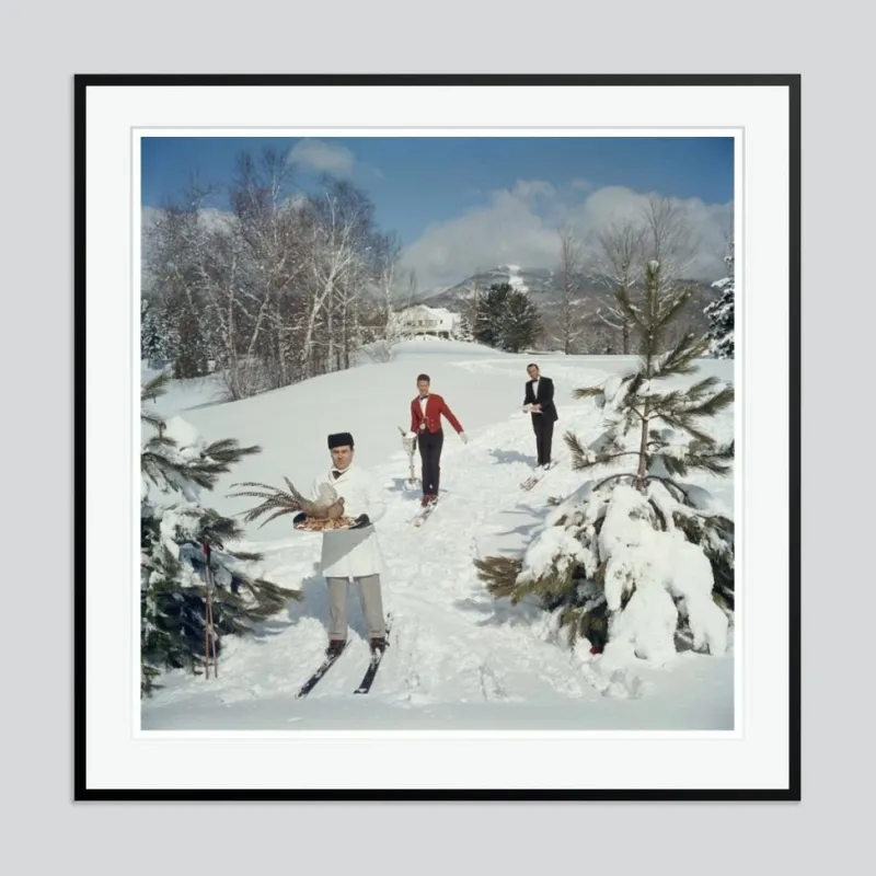 Pamono Skiing Waiters Oversize C Print Framed in Black by Slim Aarons> Mid-Century