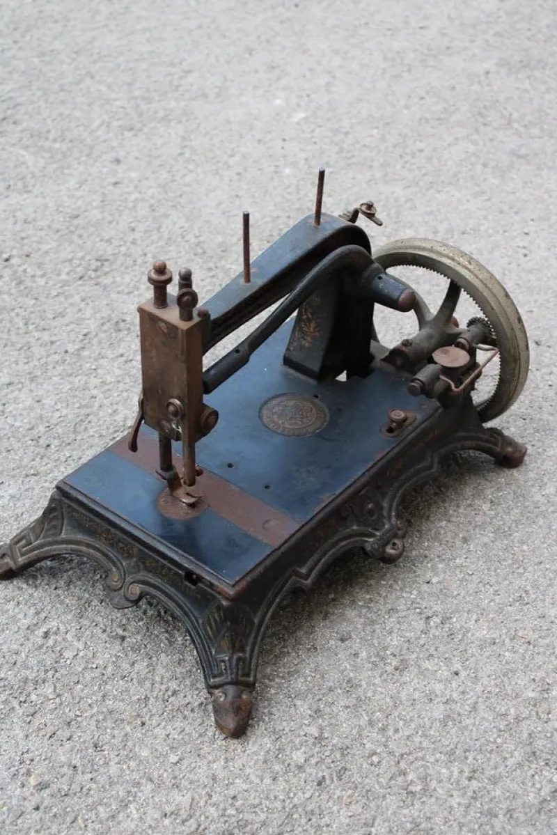 Online Pamono Small Cast Iron Sewing Machine from Junker & Ruh, 1890s