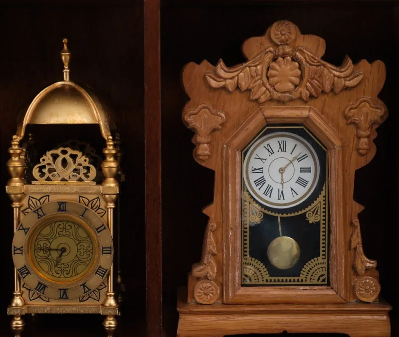 Pamono Small Franklin Mint Clocks with Wall Unit, 1980s, Set of 13> Clocks