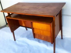 Pamono Small Mid-Century Modern Desk, 1950s-1970s> Desks