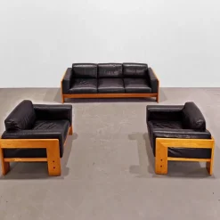 Pamono Sofa and Armchairs Mod. Bastiano in Oak Wood and Black Leather by Afra and Tobia Scarpa for Gavina, 1960s, Set of 3> Living Room Sets