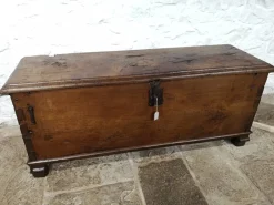 Pamono Spanish Walnut 6-Plank Chest, 17th Century><noscript><img width=