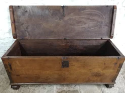 Pamono Spanish Walnut 6-Plank Chest, 17th Century><noscript><img width=