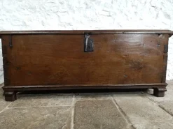 Pamono Spanish Walnut 6-Plank Chest, 17th Century><noscript><img width=