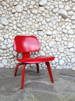 Pamono Stained Red LCW Lounge Chair by Charles & Ray Eames for Herman Miller / Evans Products Company, 1948> Lounge Chairs & Armchairs