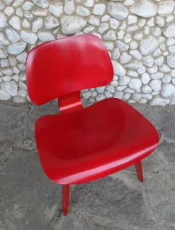 Pamono Stained Red LCW Lounge Chair by Charles & Ray Eames for Herman Miller / Evans Products Company, 1948><noscript><img width=