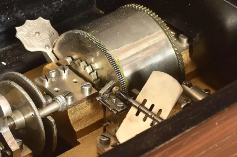 Outlet Pamono Swiss Rosewood and Brass Musical Box