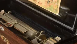 Outlet Pamono Swiss Rosewood and Brass Musical Box