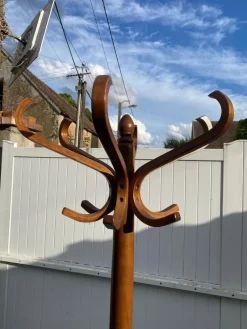 Pamono Swivel Parrot Coat Rack in Curved Wood, 1970s><noscript><img width=