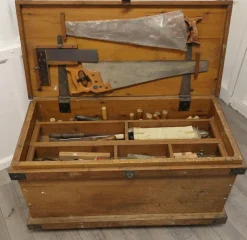 Outlet Pamono 19th Century Carpenters Pine Tool Chest and Tools, 1900s