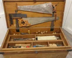 Outlet Pamono 19th Century Carpenters Pine Tool Chest and Tools, 1900s