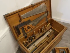 Outlet Pamono 19th Century Carpenters Pine Tool Chest and Tools, 1900s