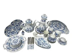 Pamono 19th Century Dutch Blue Onion Tableware attributed to Louis Regout Maastricht, Set of 36> Serving Dishes