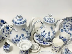Pamono 19th Century Dutch Blue Onion Tableware attributed to Louis Regout Maastricht, Set of 36><noscript><img width=