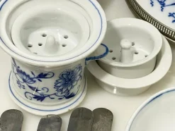 Pamono 19th Century Dutch Blue Onion Tableware attributed to Louis Regout Maastricht, Set of 36><noscript><img width=