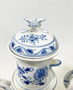 Pamono 19th Century Dutch Blue Onion Tableware attributed to Louis Regout Maastricht, Set of 36><noscript><img width=