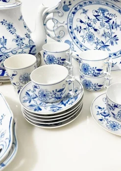 Pamono 19th Century Dutch Blue Onion Tableware attributed to Louis Regout Maastricht, Set of 36><noscript><img width=
