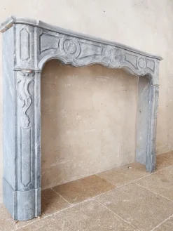 Pamono 18th Century Dutch Blue Turquin Marble Mantelpiece in the style of Regency><noscript><img width=
