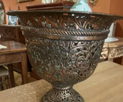 Pamono 17th Century Italian Chased Bronze Urn><noscript><img width=
