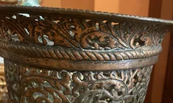 Pamono 17th Century Italian Chased Bronze Urn><noscript><img width=