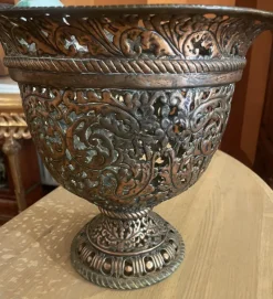 Pamono 17th Century Italian Chased Bronze Urn><noscript><img width=