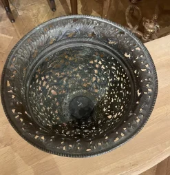 Pamono 17th Century Italian Chased Bronze Urn><noscript><img width=