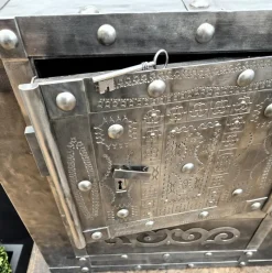 Pamono 18th Century Italian Wrought Iron Hobnail Safe><noscript><img width=