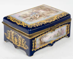 Outlet Pamono 19th Century Napoleon III Porcelain Box with Gilt Brass Mounting from Sèvres