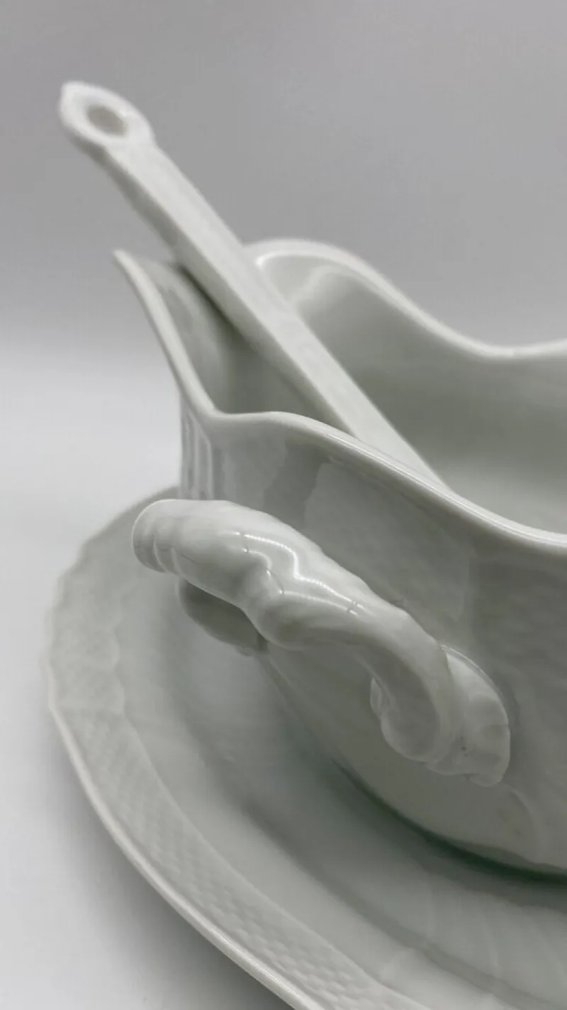 Pamono Vecchio Ginori Gravy Boat and Ladle in White Saxon Bordered Kaolin Porcelain by Richard Ginori, Florence, Tuscany, Italy, Set of 2> Dinnerware Accessories