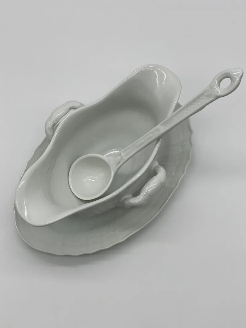 Pamono Vecchio Ginori Gravy Boat and Ladle in White Saxon Bordered Kaolin Porcelain by Richard Ginori, Florence, Tuscany, Italy, Set of 2> Dinnerware Accessories
