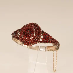 Sale Pamono Victorian Bohemian Bangle Bracelet with Rose Cut Garnets, 19th Century