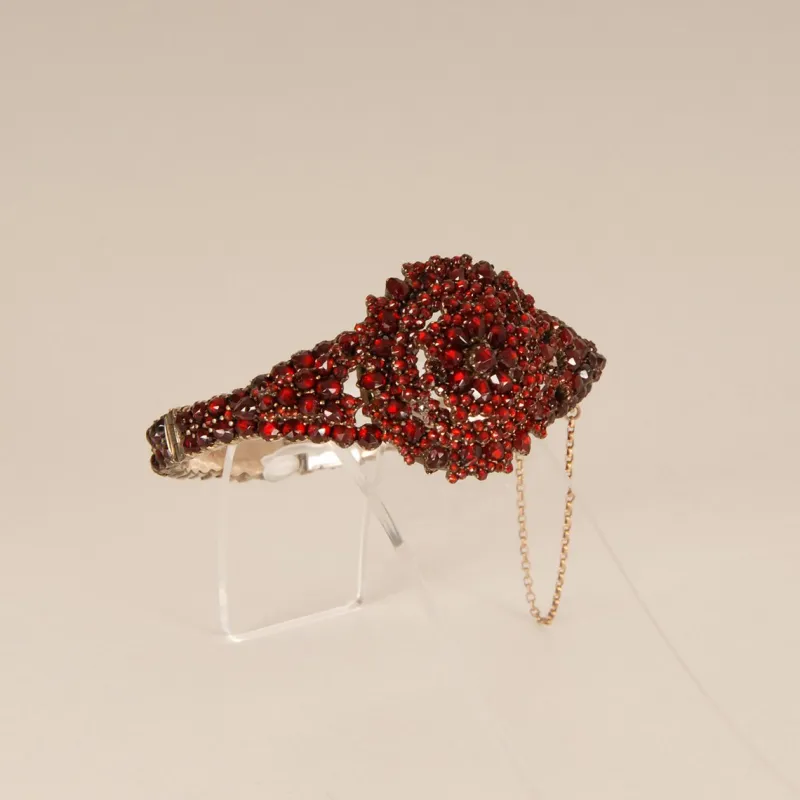 Sale Pamono Victorian Bohemian Bangle Bracelet with Rose Cut Garnets, 19th Century
