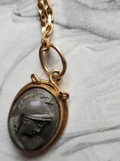 Pamono Vintage 9 Karat Gold Volcanic Rock Amalfi Coast Cameo Souvenir, 1970s><noscript><img width=