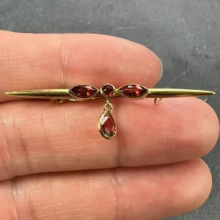 Sale Pamono Vintage 18 Karat Yellow Gold Bar Brooch with Almandine-Pyrope Garnet, 1890s