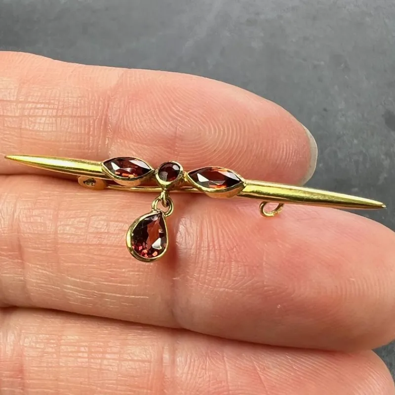 Sale Pamono Vintage 18 Karat Yellow Gold Bar Brooch with Almandine-Pyrope Garnet, 1890s
