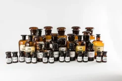 Pamono Vintage Amber Pharmacy Bottles, 1950, Set of 32> Bottles, Carafes & Jugs