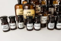 Pamono Vintage Amber Pharmacy Bottles, 1950, Set of 32><noscript><img width=