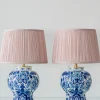 Pamono Vintage Blue and White Ceramic Table Lamps with New Pink Silk Lampshades from Royal Delft, 1980s, Set of 2> Table Lamps