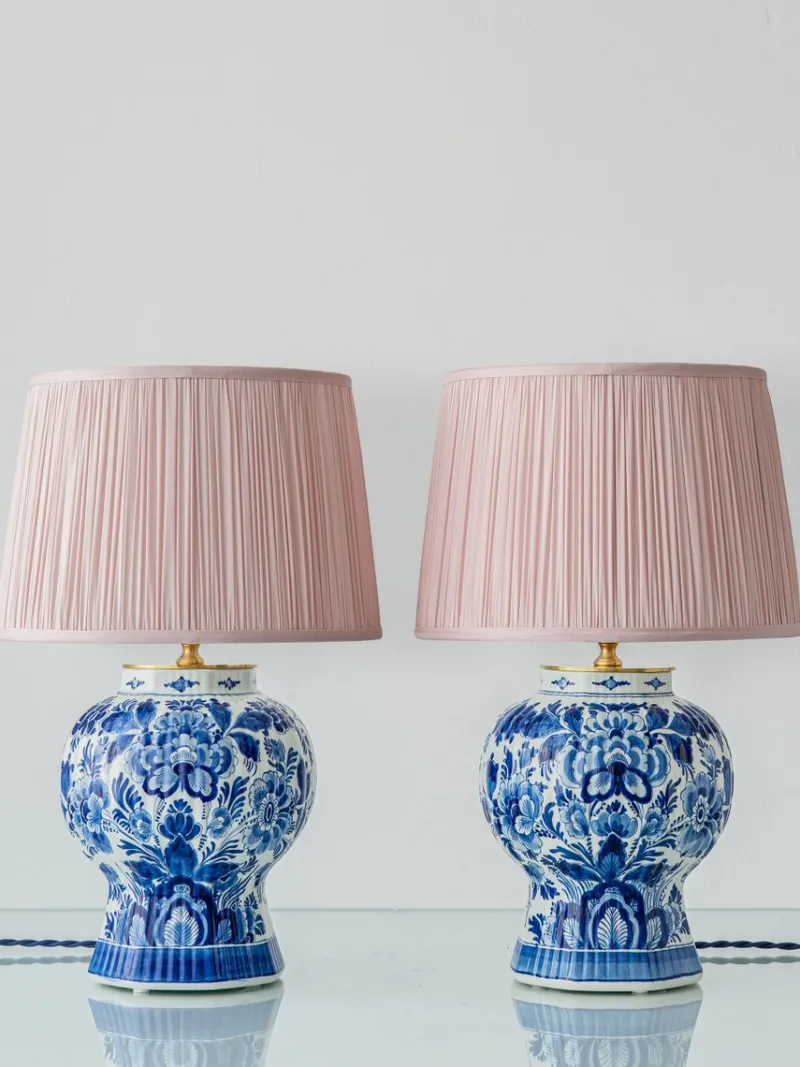Pamono Vintage Blue and White Ceramic Table Lamps with New Pink Silk Lampshades from Royal Delft, 1980s, Set of 2> Table Lamps