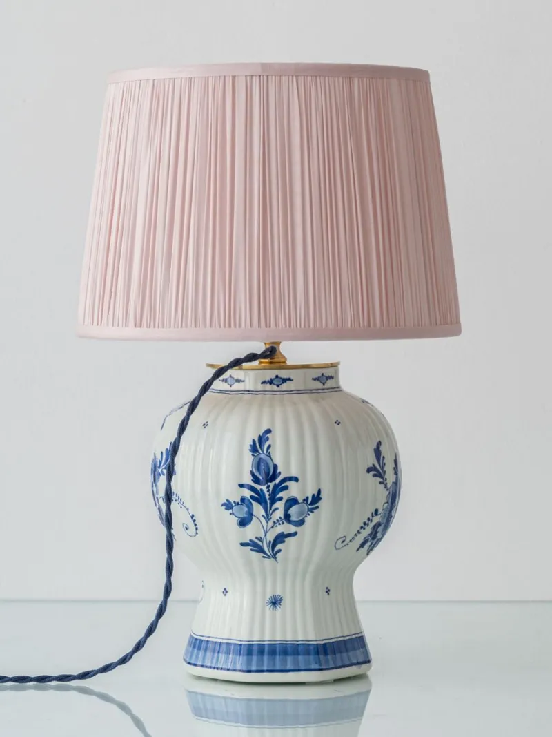Pamono Vintage Blue and White Ceramic Table Lamps with New Pink Silk Lampshades from Royal Delft, 1980s, Set of 2> Table Lamps